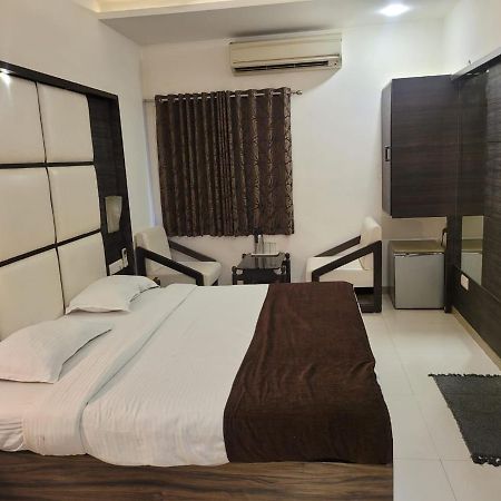 Golden Plaza Hotel Ahmedabad Exterior photo