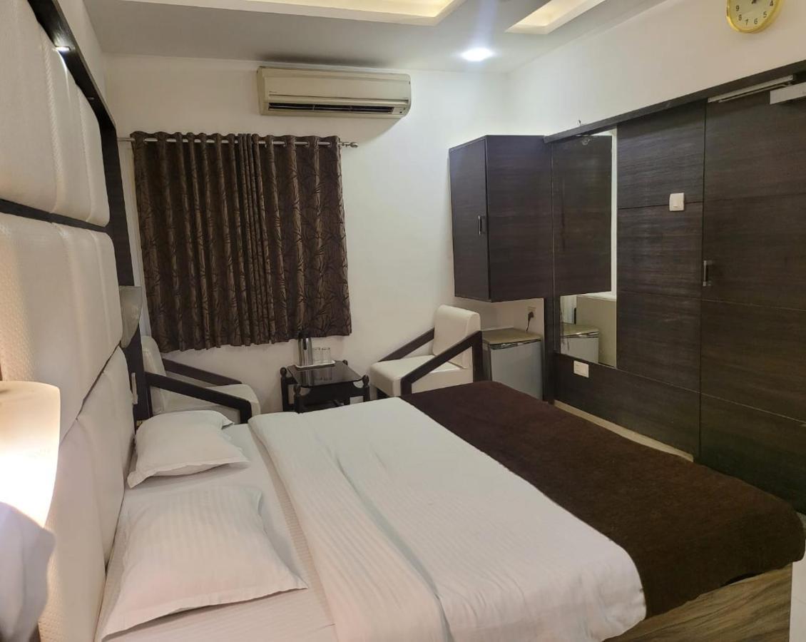 Golden Plaza Hotel Ahmedabad Exterior photo