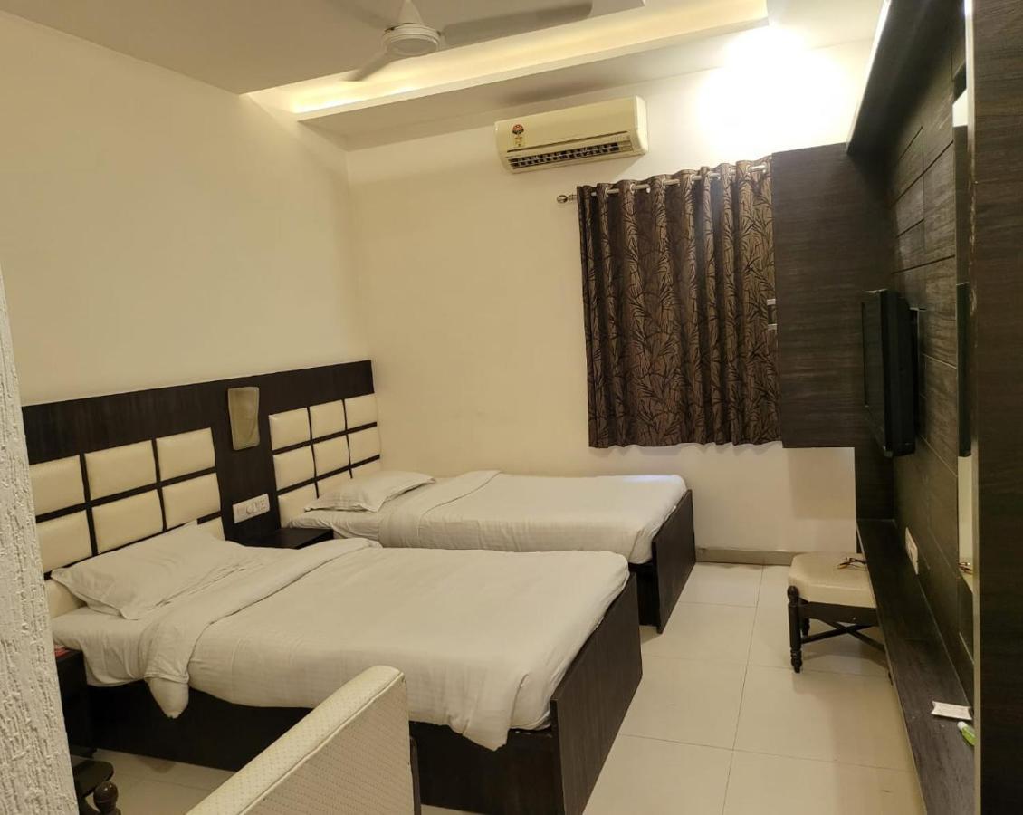 Golden Plaza Hotel Ahmedabad Exterior photo