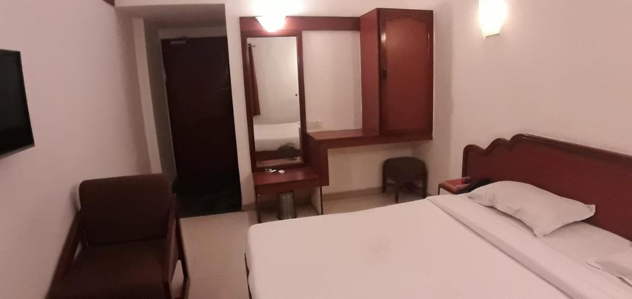 Golden Plaza Hotel Ahmedabad Exterior photo