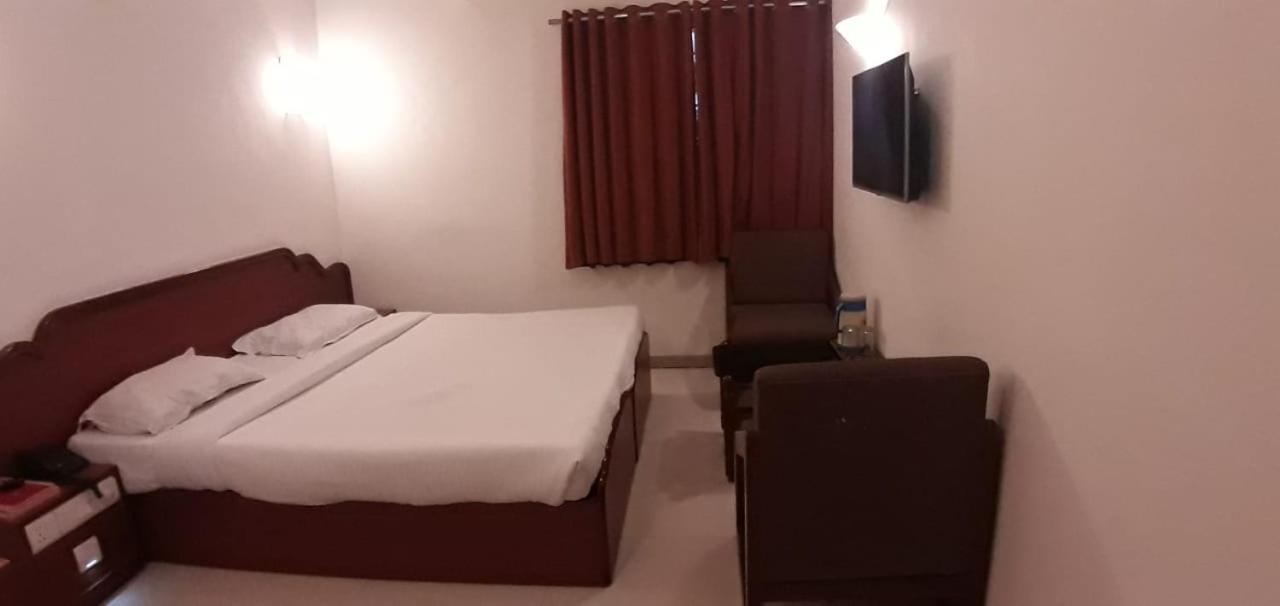 Golden Plaza Hotel Ahmedabad Exterior photo