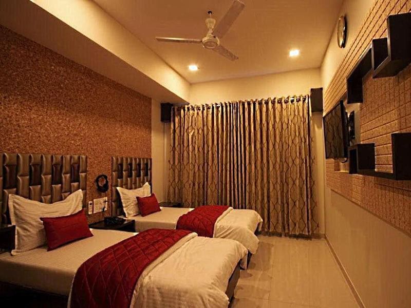 Golden Plaza Hotel Ahmedabad Exterior photo
